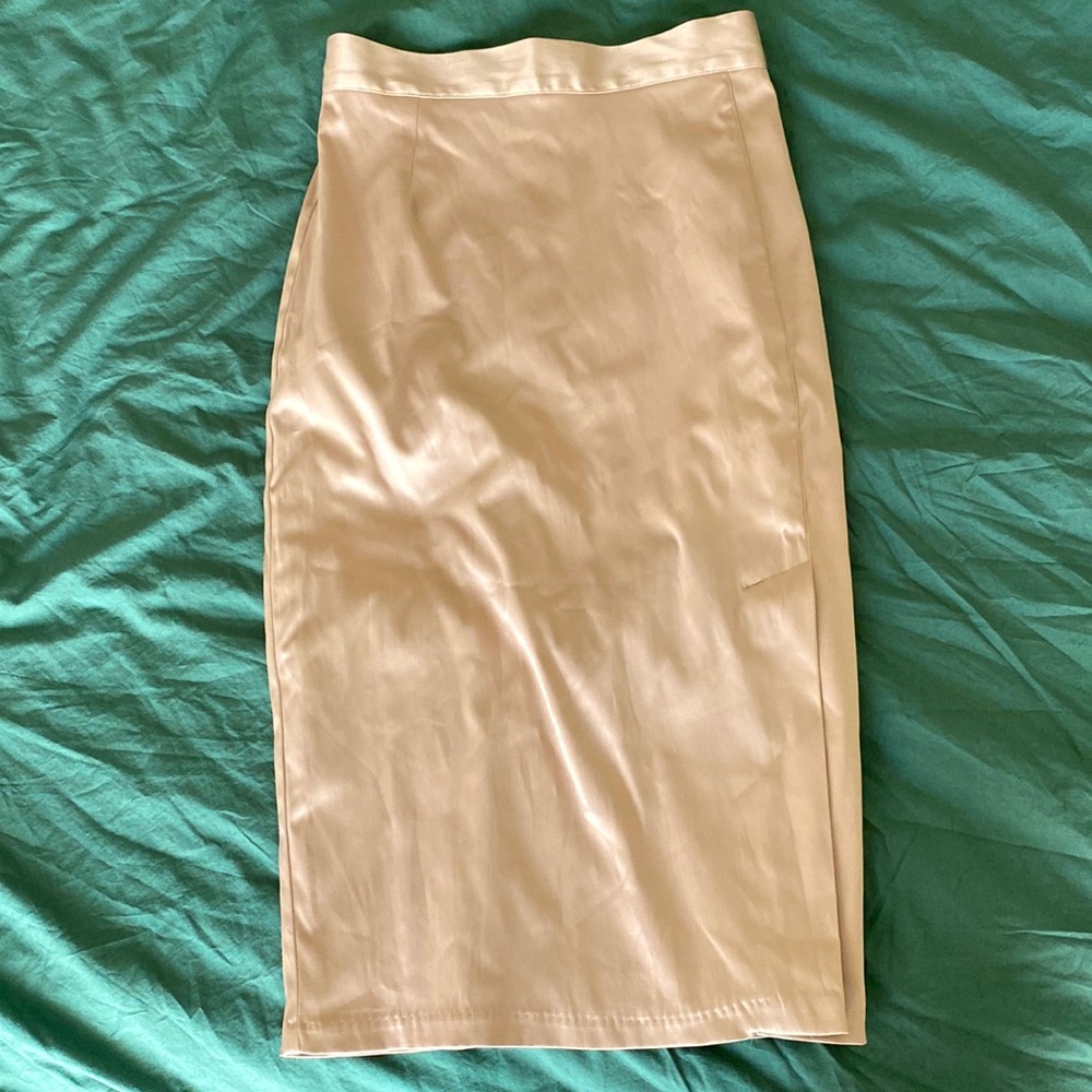Deadly Dames by Michelins Pitt pencil skirt. Sexy yet classic. Small, champagne.